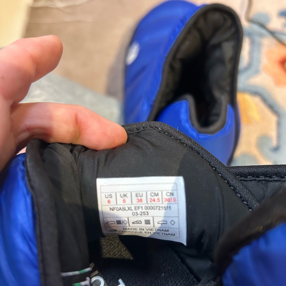 The North Face women’s Blue Puffer Shoes - Picture 4 of 4